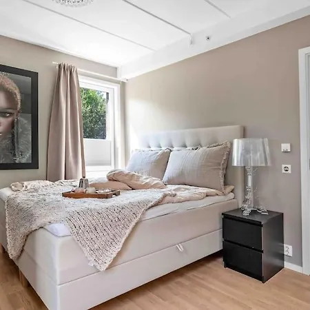Stor Med 4 Soverom,stor Terrasse Og Hage Apartmán Fornebu